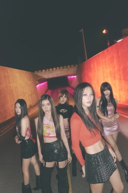 Red Velvet ถ่ายทอดพลังอันน่าตื่นเต้นและเสน่ห์สุดฮิป ในเพลงไตเติล ‘Birthday’ จากมินิอัลบั้มใหม่ ยอดสั่งซื้ออัลบั้มล่วงหน้าทะลุ 7.1 แสนชุด สร้างสถิติที่สูงที่สุดของวง
